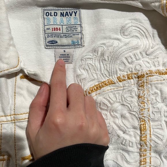 Old navy’s crop white denim jacket - Picture 5 of 6